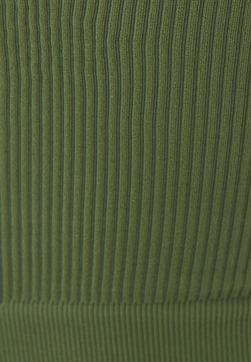 Jakarlı Dikişsiz Atlet ve Jogger Pantolon Kombini