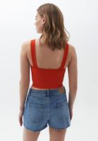 Jakarlı Dikişsiz Atlet ve Denim Şort Kombini