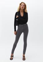V Yaka Tişört ve Skinny Denim Kombini