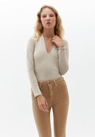 Bayan Bej Pamuklu Yaka Detaylı Tişört