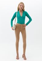 Bayan Yeşil Pamuklu Yaka Detaylı Tişört