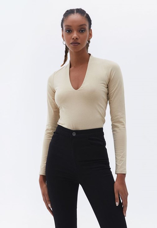 Bej Pamuklu Yaka Detaylı Tişört