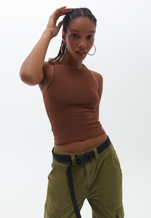 Halter yaka Atlet ve Kemerli Pantolon Kombini