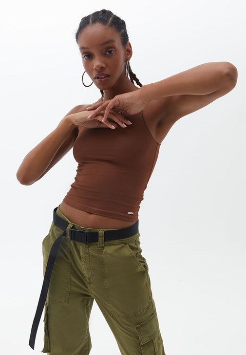 Halter yaka Atlet ve Kemerli Pantolon Kombini