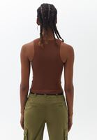Halter yaka Atlet ve Kemerli Pantolon Kombini
