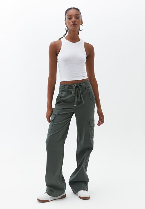 Halter Yaka Crop Atlet ve Kargo Pantolon Kombini