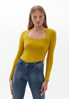 Kare Yaka Tişört ve Flare Denim Pantolon Kombini