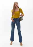 Kare Yaka Tişört ve Flare Denim Pantolon Kombini
