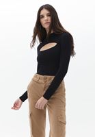 Bayan Siyah Cut-Out Detaylı Uzun Kollu Tişört