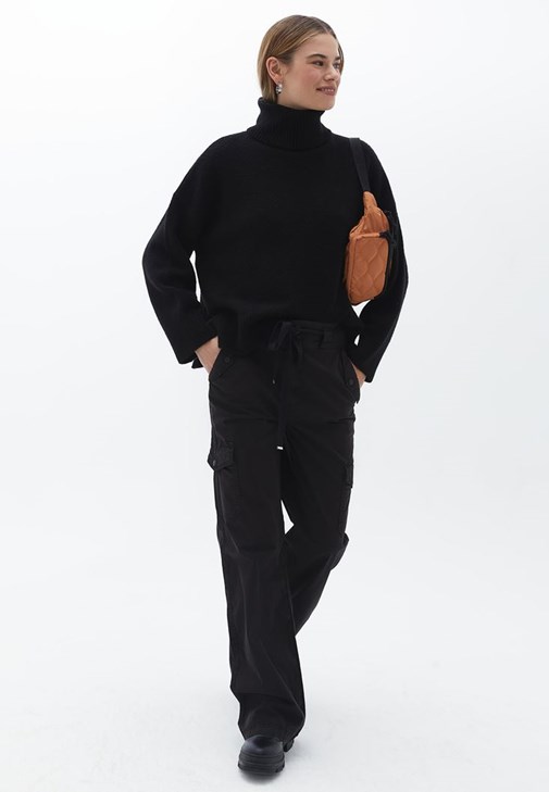 Pamuklu Kargo Pantolon ve Kazak Kombini