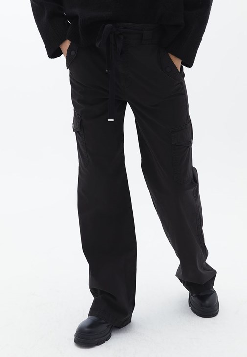 Pamuklu Kargo Pantolon ve Kazak Kombini