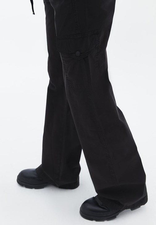 Pamuklu Kargo Pantolon ve Kazak Kombini