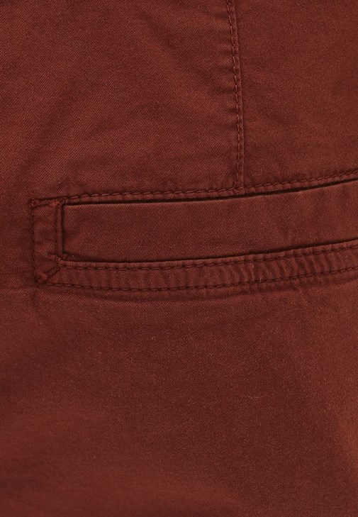 Kargo Pantolon ve Yüksek Yaka Kazak Kombini