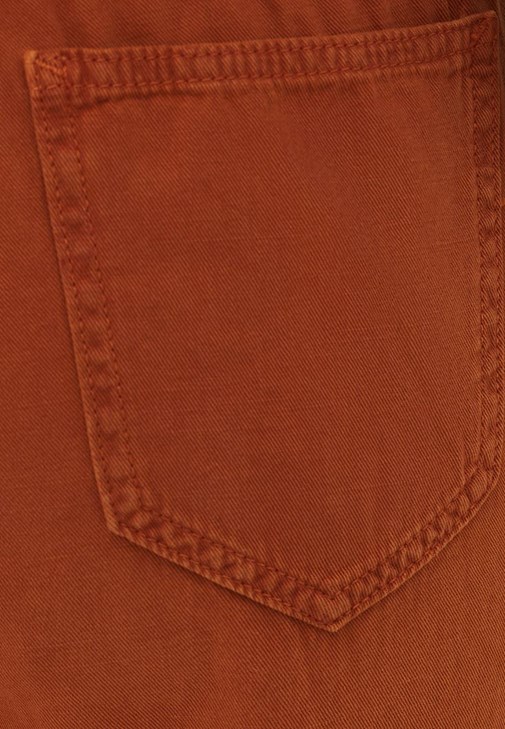 Baggy-Fit Pantolon ve Baskılı Crop Kombini