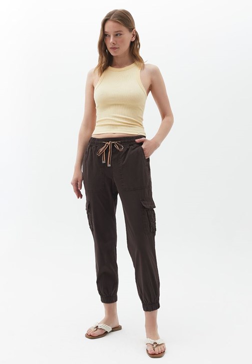 Kargo Pantolon ve Yaka Detaylı Tişört Kombini