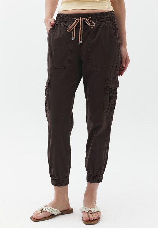 Kargo Pantolon ve Yaka Detaylı Tişört Kombini