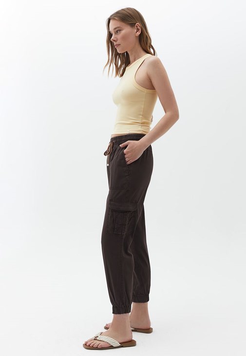 Kargo Pantolon ve Yaka Detaylı Tişört Kombini