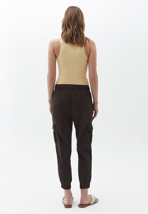 Kargo Pantolon ve Yaka Detaylı Tişört Kombini