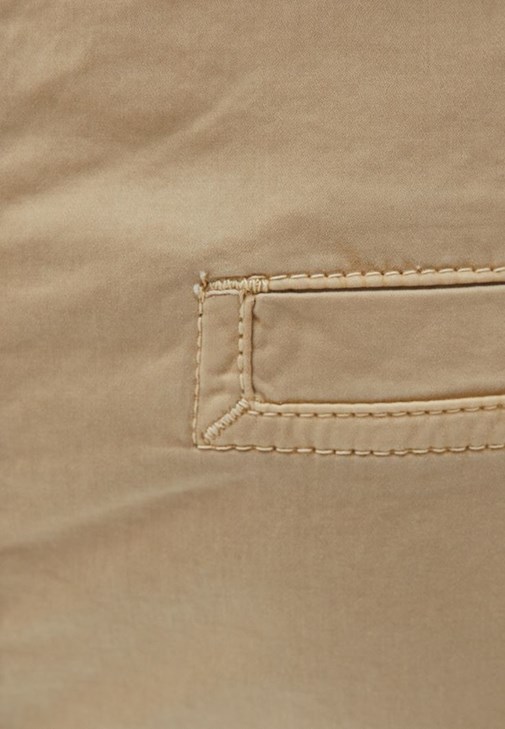Pamuklu Crop Tişört ve Kemerli Pantolon Kombini