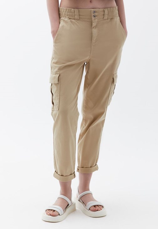 V Yaka Triko ve Carrot-Fit Pantolon Kombini