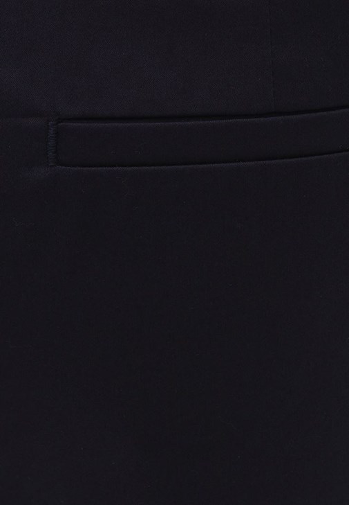 Baggy-Fit Pantolon ve Uzun Kollu Tişört Kombini