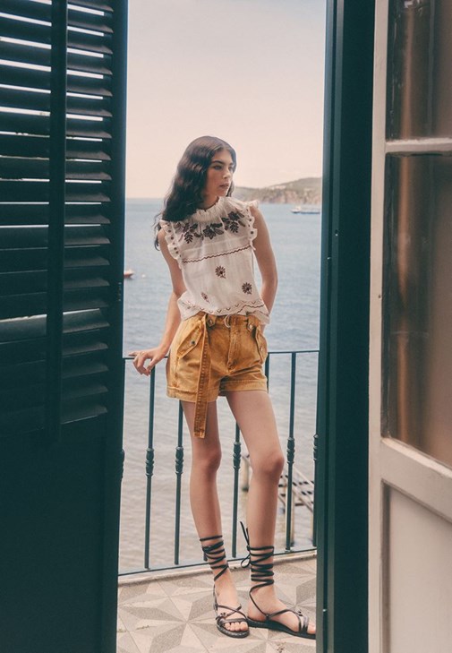 Nakışlı Bluz ve Batik Şort Kombini