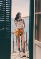 Nakışlı Bluz ve Batik Şort Kombini