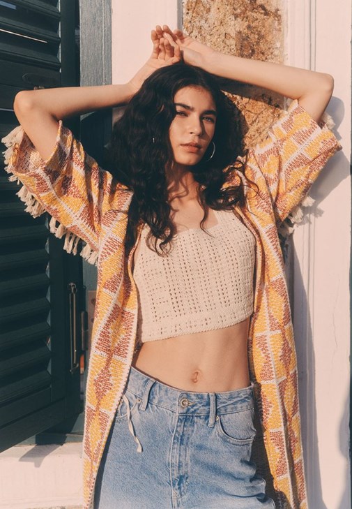 Çok Renkli Yırtmaç Detaylı Püsküllü Hırka