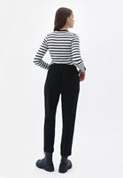 Carrot-Fit Pantolon ve Terlik Kombini