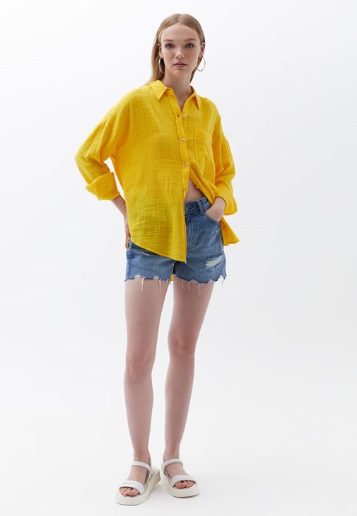 Pamuklu Oversize Gömlek ve Denim Şort Kombini