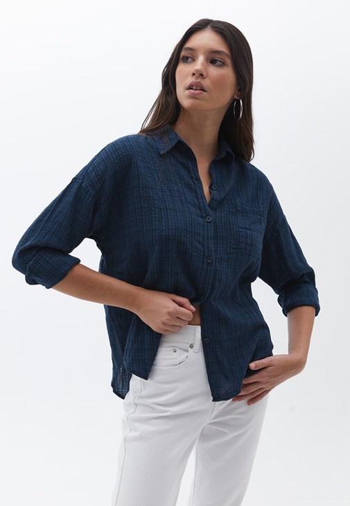 Cepli Gömlek ve Mom-Fit Pantolon Kombini