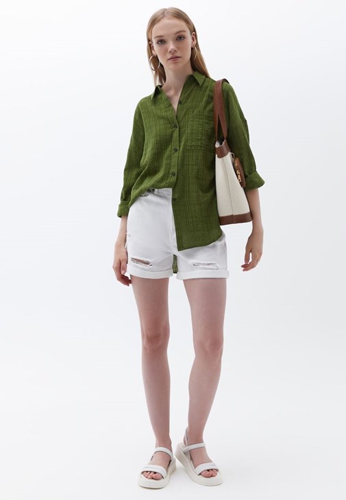 Cepli Gömlek ve Pamuklu Denim Şort Kombini