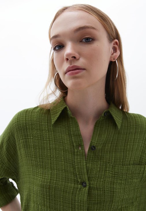 Cepli Gömlek ve Pamuklu Denim Şort Kombini