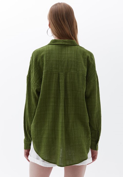 Cepli Gömlek ve Pamuklu Denim Şort Kombini