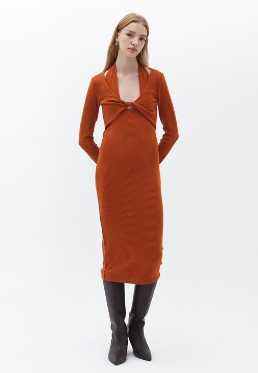 Cut-Out Detaylı Elbise ve Çizme Kombini