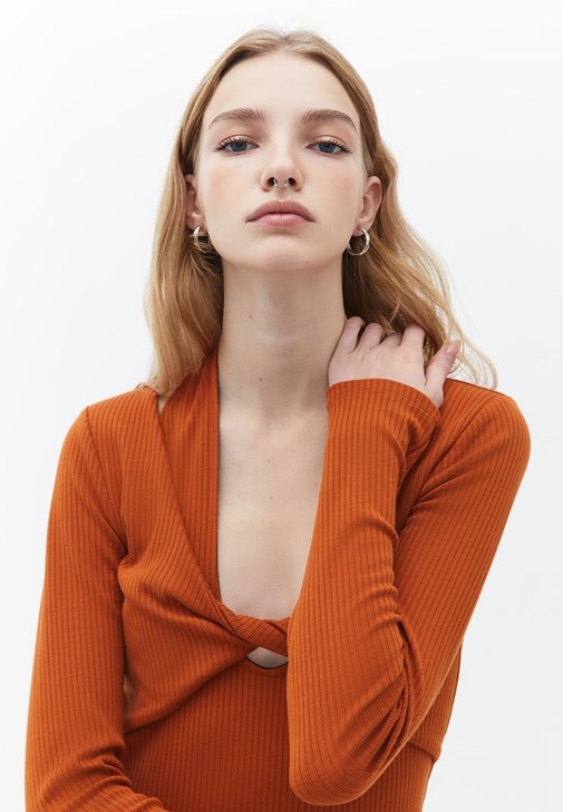 Cut-Out Detaylı Elbise ve Çizme Kombini