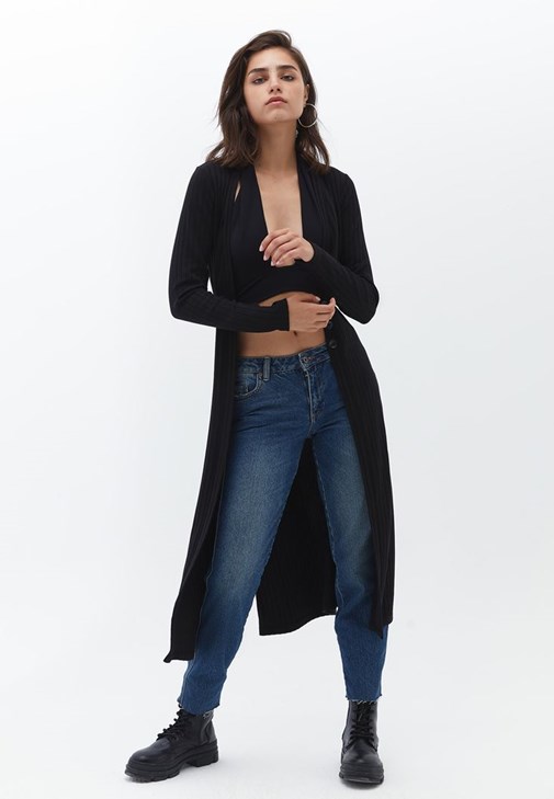 Düğmeli hırka ve Mom-Fit Pantolon Kombini