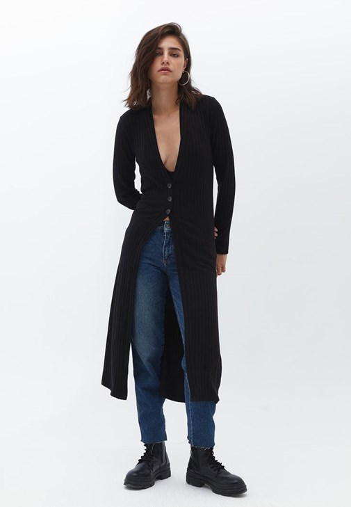 Düğmeli hırka ve Mom-Fit Pantolon Kombini