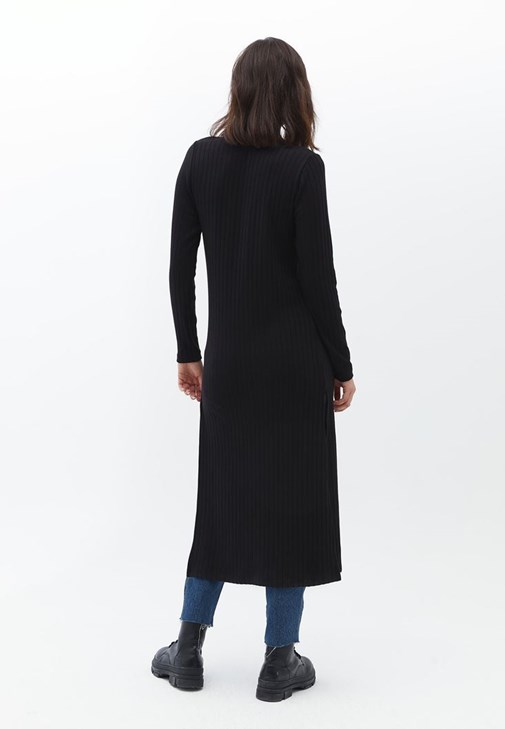 Düğmeli hırka ve Mom-Fit Pantolon Kombini