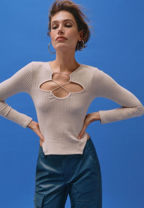 Bej Cut-Out Detaylı Bluz