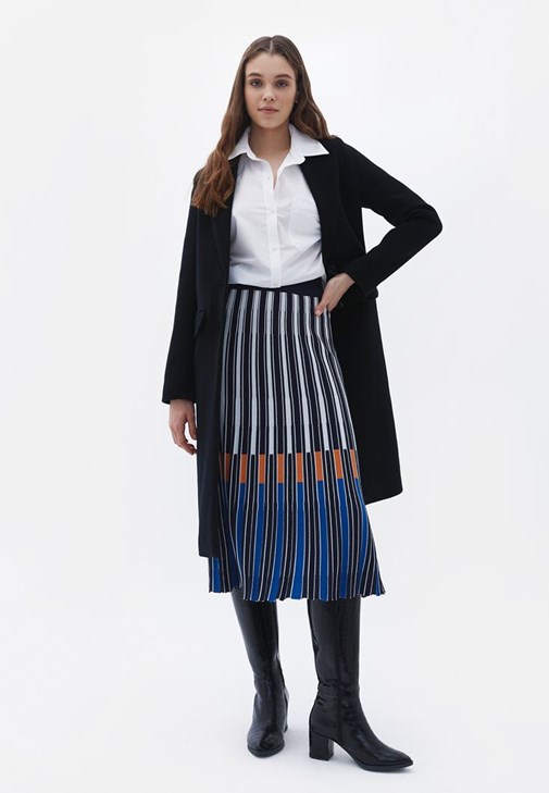 Triko Süveter ve Mom-Fit Pantolon Kombini