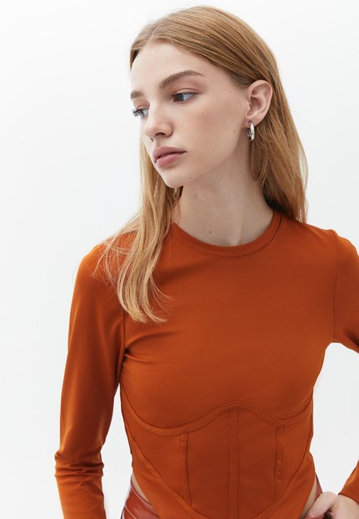 Trençkot ve Vegan Deri Pantolon Kombini