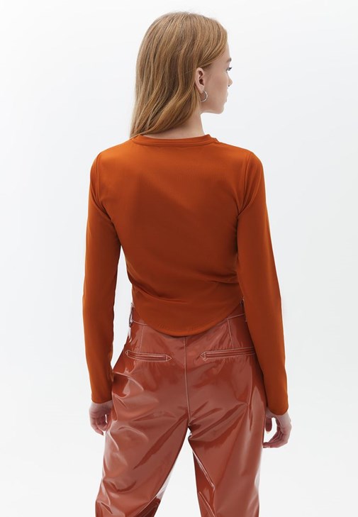 Trençkot ve Vegan Deri Pantolon Kombini