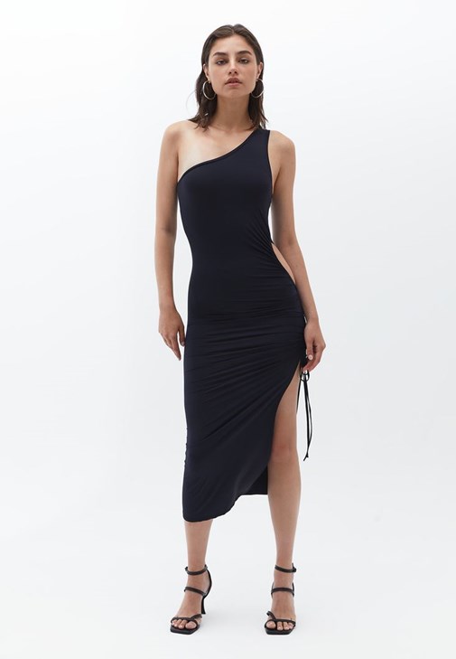 Cut-Out Detaylı Elbise ve Zincirli Çanta Kombini