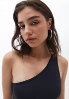 Cut-Out Detaylı Elbise ve Zincirli Çanta Kombini