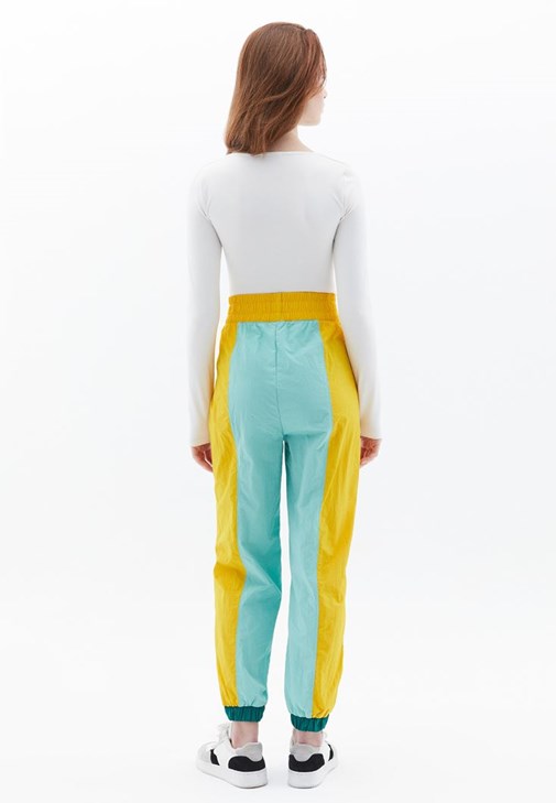 Waterproof Jogger Pantolon ve Tişört Kombini