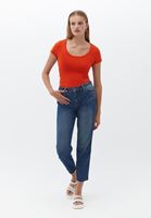U Yaka Tişört ve Mom-Fit Denim Pantolon Kombini