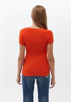 U Yaka Tişört ve Mom-Fit Denim Pantolon Kombini