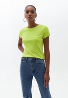 Pamuklu Sıfır Yaka Tişört ve Mom-Fit Pantolon Kombini