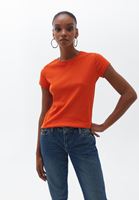 Sıfır Yaka Tişört ve Mom-Fit Pantolon Kombini